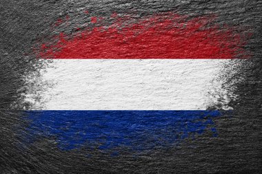 Hollanda bayrakları. Bayrak taş bir yüzeye boyanmıştır. Taş zemin. Siyah arkaplan. Yaratıcı arkaplan