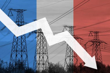 Elektrik hattı ve Fransa bayrağı. Enerji krizi. Küresel enerji krizi kavramı. Elektrik üretimi azaldı. Grafik oku düştü. Elektrik tüketiminde artış