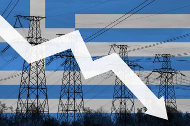 Yunanistan 'ın elektrik hattı ve bayrağı. Enerji krizi. Küresel enerji krizi kavramı. Elektrik üretimi azaldı. Grafik oku düştü. Elektrik tüketiminde artış