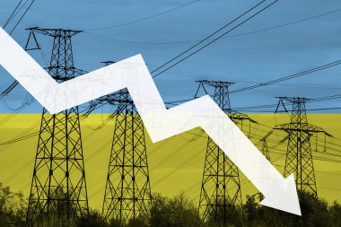 Ukrayna 'nın elektrik hattı ve bayrağı. Enerji krizi. Küresel enerji krizi kavramı. Elektrik üretimi azaldı. Grafik oku düştü. Elektrik tüketiminde artış