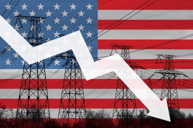 Elektrik hattı ve ABD bayrağı. Enerji krizi. Küresel enerji krizi kavramı. Elektrik üretimi azaldı. Grafik oku düştü. Elektrik tüketiminde artış