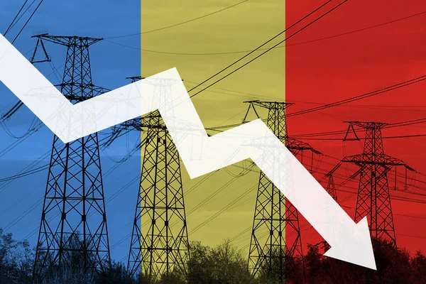 罗马尼亚的电力线路和国旗 能源危机 全球能源危机的概念 减少发电量 图形箭头下降 电力消耗量增加 — 图库照片