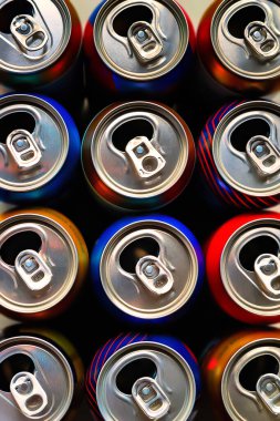 Bira kutuları. Alüminyum kutular. Çok renkli boş kutuların en üst görüntüsü. Geri dönüşüm ve yeniden kullanım. Yaratıcı tonlama. Seçici yumuşak odak