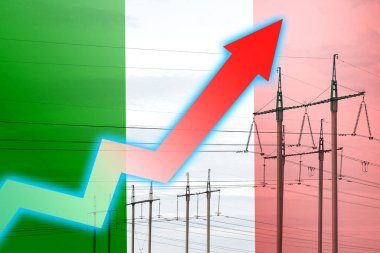 İtalya bayrağının arka planında elektrik hattı ve grafik var. Enerji krizi. Küresel enerji krizi kavramı. Elektrik tüketimini arttır. Çizelgedeki ok yukarı çıkıyor. Artan maliyet