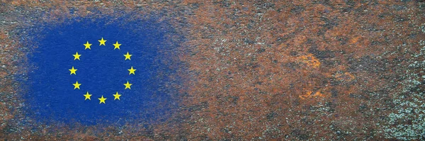 欧洲联盟的旗帜 旗帜涂在生锈的表面上 生锈的背景复制空间 有结构的创作背景 — 图库照片