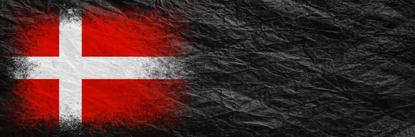 Bandiera Della Danimarca Bandiera Dipinta Carta Sgualcita Nera Contesto Cartaceo — Foto Stock