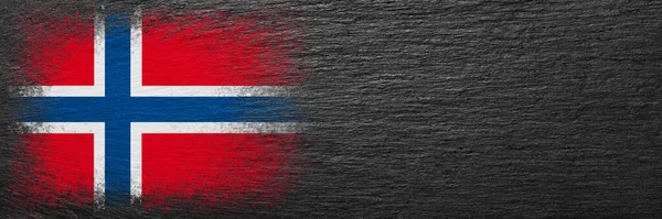 挪威国旗 旗子涂在黑色石板上 石头背景 复制空间 有结构的创作背景 — 图库照片