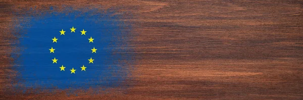 欧洲联盟的旗帜 旗子涂在木制表面上 木制背景 胶合板表面 复制空间 有结构的创作背景 — 图库照片
