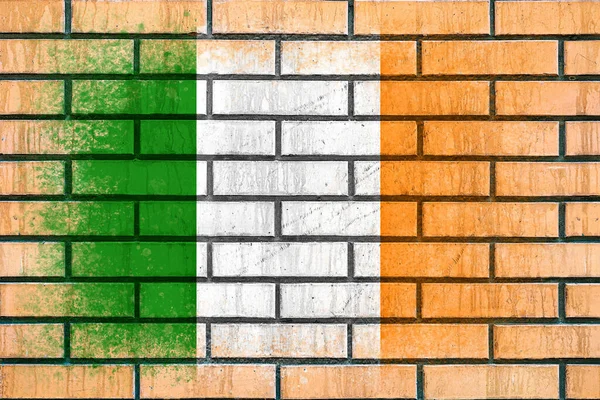 爱尔兰国旗 挂在砖墙上的国旗 砖头背景 有结构的创作背景 — 图库照片