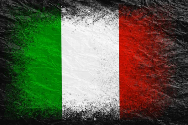 意大利国旗 旗子涂在黑色皱纹纸上 纸张背景 有结构的创作背景 — 图库照片