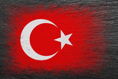Hindi bayrağı. Bayrak siyah taşın üzerine boyanmıştır. Taş zemin. Yapılandırılmış yaratıcı arkaplan