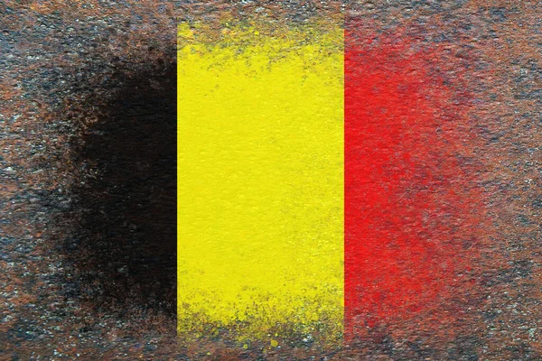 ベルギーの国旗 錆びた表面に国旗が描かれている ラスティな経歴だ テクスチャ作成の背景 — ストック写真