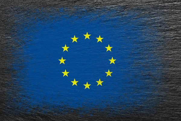 欧洲联盟的旗帜 旗子涂在黑色石板上 石头背景 有结构的创作背景 — 图库照片