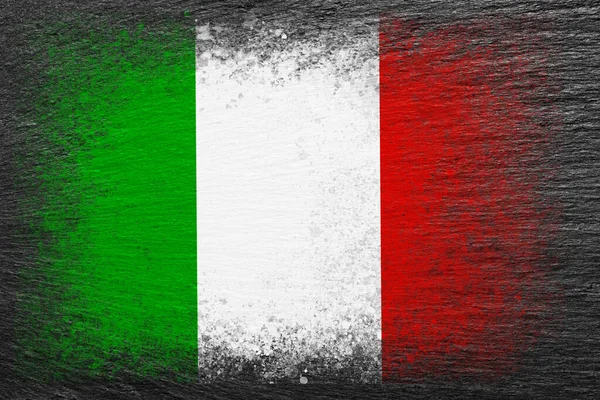 意大利国旗 旗子涂在黑色石板上 石头背景 有结构的创作背景 — 图库照片