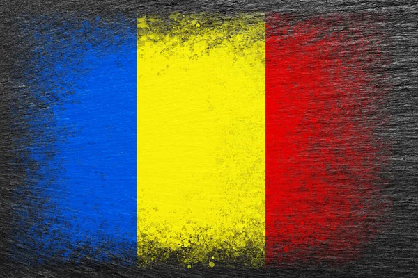 罗马尼亚国旗 旗子涂在黑色石板上 石头背景 有结构的创作背景 — 图库照片
