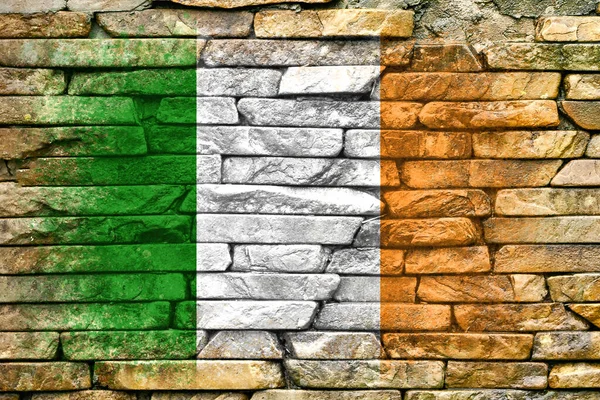 爱尔兰国旗 旗子画在石墙上 石头背景 有结构的创作背景 — 图库照片