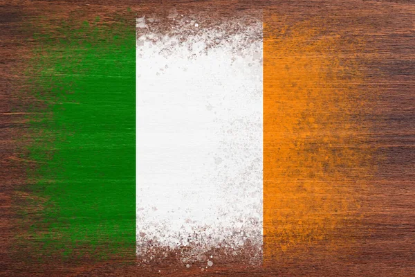 爱尔兰国旗 旗子涂在木制表面上 木制背景 胶合板表面 有结构的创作背景 — 图库照片