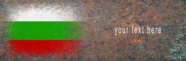 Bulgaristan bayrağı. Paslı yüzeyde bayrak resmi. Paslı arka plan. Mesaj için yer var. Yapılandırılmış yaratıcı arkaplan