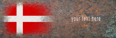 Danimarka bayrağı. Paslı yüzeyde bayrak resmi. Paslı arka plan. Mesaj için yer var. Yapılandırılmış yaratıcı arkaplan