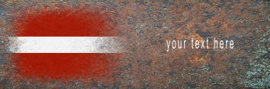 Letonya bayrağı. Paslı yüzeyde bayrak resmi. Paslı arka plan. Uzayı kopyala Yapılandırılmış yaratıcı arkaplan