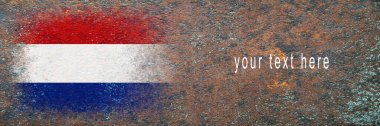 Hollanda bayrakları. Paslı yüzeyde bayrak resmi. Paslı arka plan. Uzayı kopyala Yapılandırılmış yaratıcı arkaplan