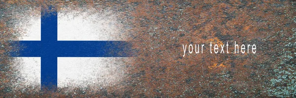 Finlandiya bayrağı. Paslı yüzeyde bayrak resmi. Paslı arka plan. Mesaj için yer var. Yapılandırılmış yaratıcı arkaplan