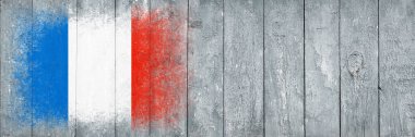 Fransa bayrağı. Bayrak gri tahta bir yüzeye boyanmıştır. Ahşap arka plan. Hollywood yüzeyi. Uzayı kopyala Yapılandırılmış yaratıcı arkaplan