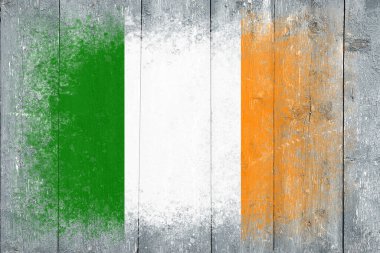 İrlanda bayrağı. Bayrak gri tahta bir yüzeye boyanmıştır. Ahşap arka plan. Hollywood yüzeyi. Uzayı kopyala Yapılandırılmış yaratıcı arkaplan