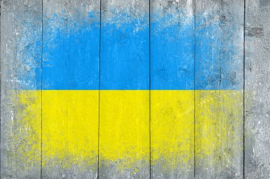 Ukrayna bayrağı. Bayrak gri tahta bir yüzeye boyanmıştır. Ahşap arka plan. Hollywood yüzeyi. Uzayı kopyala Yapılandırılmış yaratıcı arkaplan
