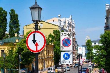 Yol işaretleri. Sokak lambası tabelaları. Kyiv Podil. Ukrayna. Kyiv. Haziran 06.2020