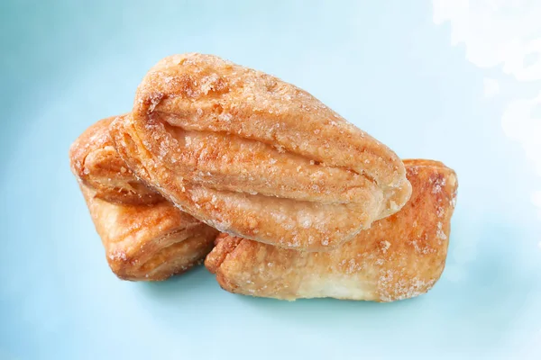 ビスケットに砂糖を振りかける ブループレート上のクッキー 焼きたてのクリスピーアイテム ソフトフォーカス — ストック写真