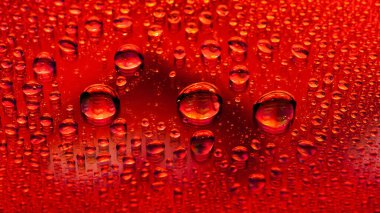 Bir damla su. Soyut ıslak arka plan. Bir damlanın renkli makro dokusu. Gökkuşağı gradyanı. Ağır desenli görüntü. Küçük bir alan derinliği. Seçici yumuşak odak