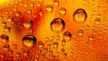 Su damlaları. Geniş ve küçük damlacıkların soyut ıslak arka plan renk makro dokusu. Gökkuşağı gradyanı. Ağır desenli görüntü. Küçük bir alan derinliği. Seçici yumuşak odak