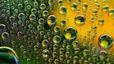 Büyük su damlaları. Soyut ıslak arka plan. Renkli makro desenli ve bir sürü damla. Yanardöner bir eğilim. Ağır desenli görüntü. Küçük bir alan derinliği. Seçici yumuşak odak