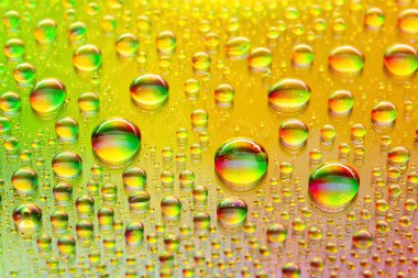 Bir damla su. Soyut arkaplan. Renkli makro doku birçok damla. Yanardöner ıslak eğim. Ağır desenli görüntü. Küçük bir alan derinliği. Seçici yumuşak odak