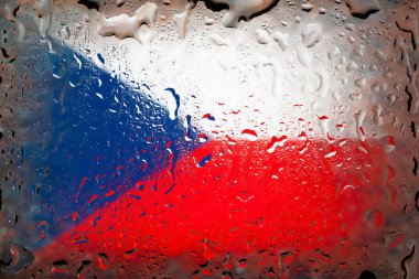 Çek bayrağı. Su damlalarının arka planında Çek Cumhuriyeti bayrağı var. Yağmur damlalı bayrak. Cama sıçrıyor. Soyut arkaplan