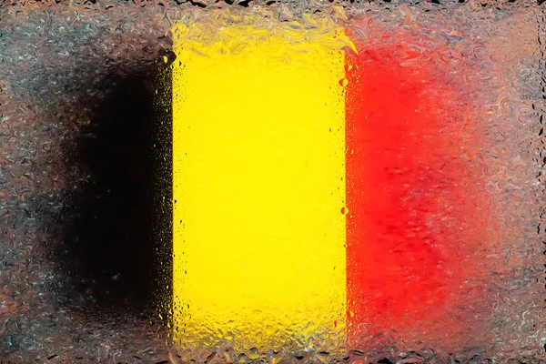 ベルギーの国旗 ベルギーの国旗が水滴を背景に描かれている 雨滴でフラグを立てます ガラスにスプラッシュ 要旨の背景 — ストック写真