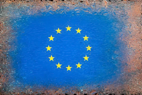 欧洲联盟的旗帜 水滴背景下的欧盟旗帜 挂满雨滴的国旗 洒在玻璃上摘要背景 — 图库照片