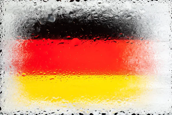 ドイツ国旗 水の落下の背景にドイツの旗 雨滴でフラグを立てます ガラスにスプラッシュ 要旨の背景 — ストック写真