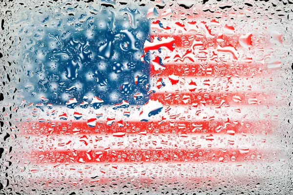 美国国旗 水滴背景上的美国国旗 挂满雨滴的国旗 洒在玻璃上摘要背景 — 图库照片