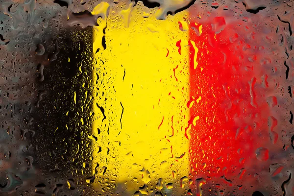 ベルギー国旗 ベルギーは水滴を背景に旗を掲げている 雨滴でフラグを立てます ガラスにスプラッシュ 要旨の背景 — ストック写真