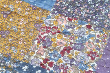 Yamalı olarak yazdırın. Baskılı battaniye. Geometrik deseni yakından çek. Seçici yumuşak odak