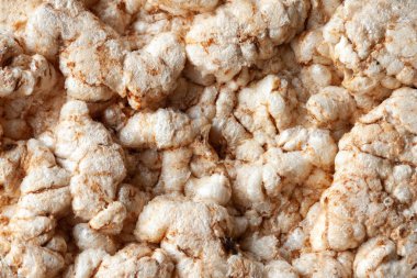 Kızarmış ekmek dokusu. Pirinç gevreğinin makro görüntüsü. Sağlıklı yiyecekler. Seçici odak