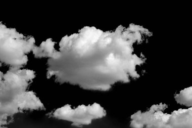 Siyah beyaz bulutların karanlık gökyüzündeki görüntüsü. Dramatik bulutlar. Siyah ve beyaz şablon. Fırça tabanı