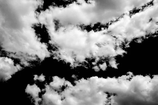Біла Хмара Чорному Тлі Драматичні Хмари Чорно Білий Атмосферний Візерунок Стокове Фото