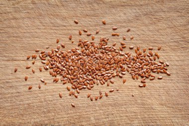 Keten tohumu. Keten tohumları ahşap bir tahtaya saçılmıştır. Omega 3. Sağlıklı yiyecekler. Üst görünüm