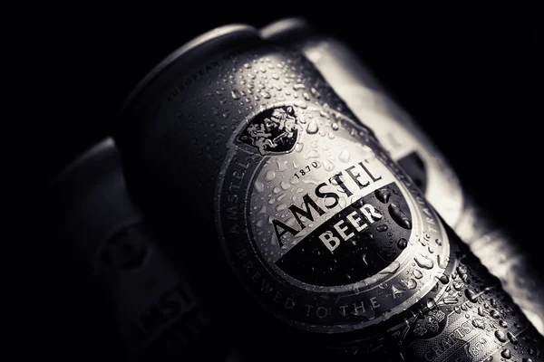 Latas Cerveja Com Gotas Água Amstel Cerveja Latas Molhadas Fundo — Fotografia de Stock