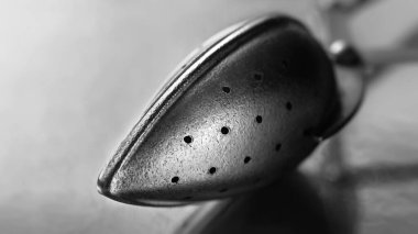 Mutfak aleti. Soyut kompozisyon. Metal mutfak aletinin yakın çekim dokusu sığ bir alan derinliğine sahip. Işık ve gölge oyunu