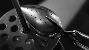 Soyut kompozisyon. Mutfak aleti. Eski bir metal mutfak aletinin yakın plan görüntüsü. Yüzeyin derinliği. Işık ve gölge oyunu