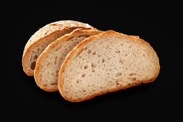 切好的面包面包片在黑色背景上 健康饮食的概念 — 图库照片